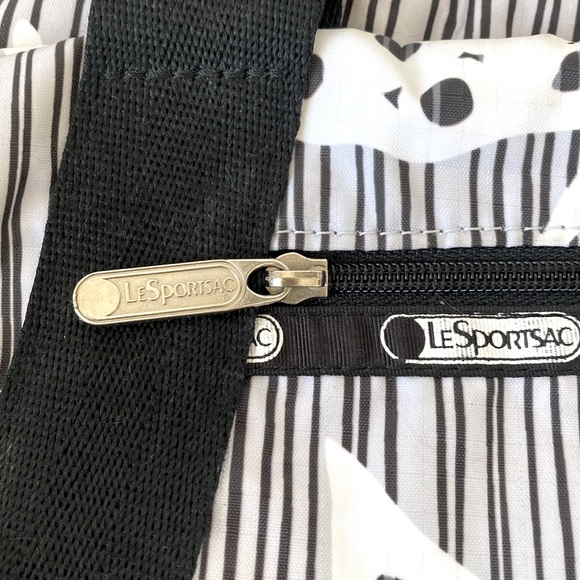 LeSportsac Butterflies print medium size travel/sports Boston’s bag light weight - Picture 3 of 9